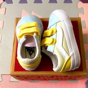 Infant baby shoes size 4. Only worn twice and in good condition.